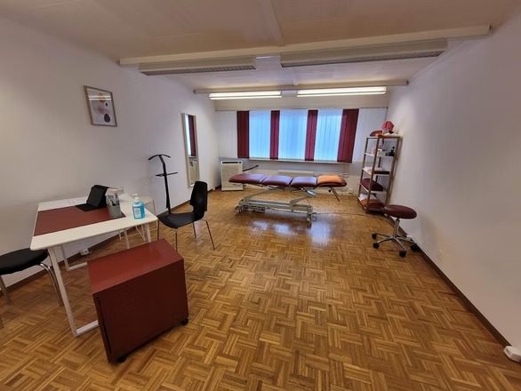 Salle de soin du Cabinet Lionel Briquet — table de massage et espace de traitement